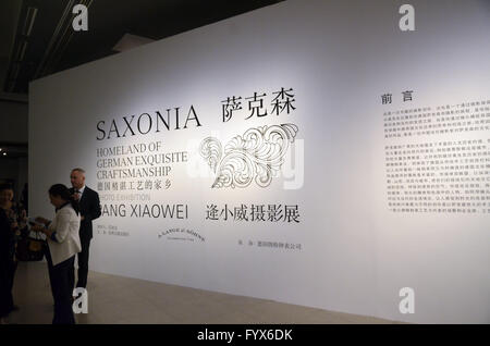 Beijing, Beijing, Chine, du RCS. Apr 26, 2016. Beijing, Chine - le 26 avril 2016 : (usage éditorial uniquement. Chine ) Exposition de photographie par Pang Xiaowei appelé ''Freistaat Sachsen : Accueil à la technologie allemande extraordinaire'' a débuté au Musée national de Chine à 4h le 26 avril. Ce lieu est connecté avec de grands noms comme Martin Luther, Bach, Goethe, Webb, Schuhmann, Wagner, Nitzsch. © SIPA Asie/ZUMA/Alamy Fil Live News Banque D'Images