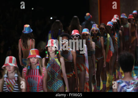 Sao Paulo, Brésil. Apr 28, 2016. Présenter des modèles de créations de 'Salinas' pendant la Fashion Week de Sao Paulo, à Sao Paulo, Brésil, le 28 avril 2016. Credit : Rahel Patrasso/Xinhua/Alamy Live News Banque D'Images