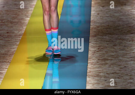 Sao Paulo, Brésil. Apr 28, 2016. Un modèle présente une création de 'Salinas' pendant la Fashion Week de Sao Paulo, à Sao Paulo, Brésil, le 28 avril 2016. Credit : Rahel Patrasso/Xinhua/Alamy Live News Banque D'Images