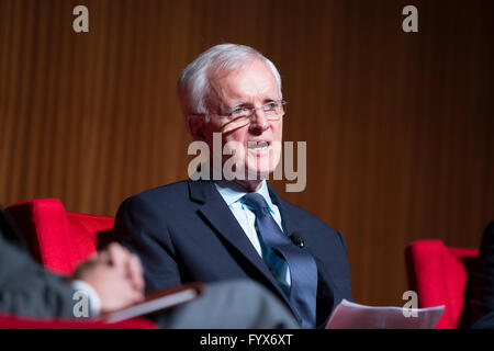 Récipiendaire de la médaille d'honneur et l'ancien sénateur Bob Kerrey parle de Vietnam le dernier jour de la guerre du Vietnam Summit Banque D'Images