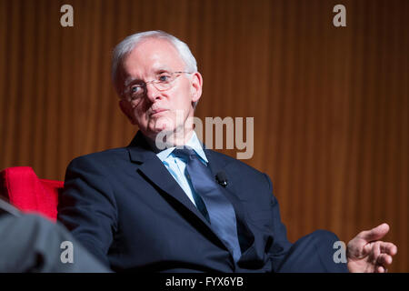 Récipiendaire de la médaille d'honneur et l'ancien sénateur Bob Kerrey parle de Vietnam le dernier jour de la guerre du Vietnam Summit Banque D'Images