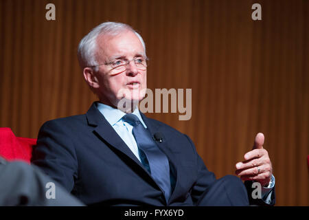 Récipiendaire de la médaille d'honneur et l'ancien sénateur Bob Kerrey parle de Vietnam le dernier jour de la guerre du Vietnam Summit Banque D'Images