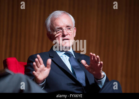 Récipiendaire de la médaille d'honneur et l'ancien sénateur Bob Kerrey parle de Vietnam le dernier jour de la guerre du Vietnam Summit Banque D'Images