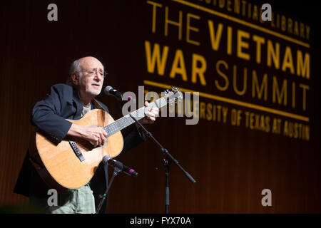 Folk singer Peter Yarrow de Peter Paul and Mary chante 'Où vont les fleurs Gone' au sommet de la guerre du Vietnam à la Bibliothèque LBJ Banque D'Images