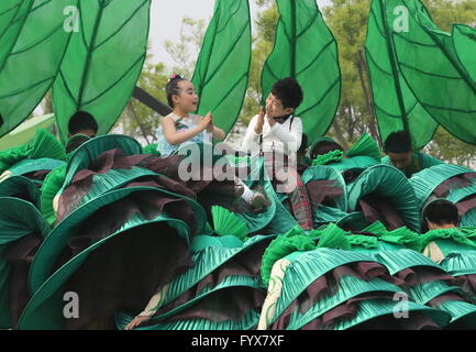 Tangshan, Province de Hebei en Chine. Apr 29, 2016. Les enfants effectuer lors de la cérémonie d'ouverture de l'exposition horticole mondiale Tangshan Tangshan en 2016, ville du nord de la Chine, la Province du Hebei, le 29 avril 2016. L'exposition horticole mondiale Tangshan 2016 ouvert ici le vendredi et durera 171 jours. Crédit : Yang Shiyao/Xinhua/Alamy Live News Banque D'Images