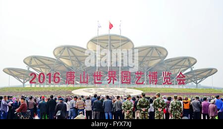 Tangshan. Apr 29, 2016. Photo prise le 29 avril 2016 montre la place devant le lieu de l'exposition horticole mondiale Tangshan Tangshan en 2016, ville du nord de la Chine, province de Hebei. L'exposition horticole mondiale Tangshan 2016 ouvert ici le vendredi et durera 171 jours. Credit : Zhu Xudong/Xinhua/Alamy Live News Banque D'Images