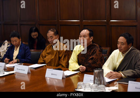 Washington, DC, USA. Apr 28, 2016. Une délégation de la Chine, dirigée par les législateurs Tibétains Qizhala (2e R), adjoint à la Chine du Congrès National du Peuple et secrétaire de la Commission municipal de Lhassa du parti communiste de Chine, un échange de vues sur le développement du Tibet dans divers domaines avec des experts et des universitaires à la Brookings Institution à Washington, DC, États-Unis, le 28 avril 2016. Credit : Yin Bogu/Xinhua/Alamy Live News Banque D'Images