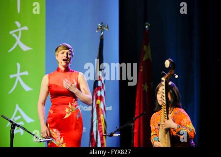 Chicago, USA. Apr 28, 2016. Artistes jouent lors de la cérémonie d'ouverture de la Conférence nationale 2016 de la langue chinoise à Chicago, aux États-Unis le 28 avril 2016. La réunion est devenue le plus grand rassemblement annuel dans le pays des enseignants, administrateurs et décideurs engagés dans l'enseignement de la langue et de la culture chinoises. © Il Xianfeng/Xinhua/Alamy Live News Banque D'Images