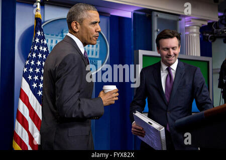 Le président des États-Unis, Barack Obama fait une visite surprise aux étudiants en journalisme qui participent à un journaliste du collège à côté de jour Josh Earnest, secrétaire de presse de la Maison Blanche, à droite, dans la salle des conférences de presse Brady de la Maison Blanche à Washington, DC, États-Unis, le jeudi 28 avril, 2016. Une campagne médiatique par la Maison Blanche et ses alliés n'a pas réussi à casser l'opposition républicaine à l'Obama candidat à la Cour suprême, et c'est tout mais certains le siège reste vacant jusqu'après les élections américaines en novembre. Crédit : Andrew Harrer/Piscine via CNP - AUCUN FIL SERVICE - Banque D'Images