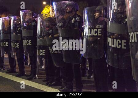 Costa Mesa, Californie, USA. Apr 28, 2016. Les agents de police de tolérer que des manifestants anti-Trump démontrer à l'issue d'un rassemblement pour l'année 2016 candidat présidentiel républicain Donald Trump. Trump a fait un voyage à parler aux électeurs en Californie du Sud avant les concours primaire le 7 juin dernier. Credit : Mariel Calloway/ZUMA/Alamy Fil Live News Banque D'Images