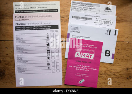 Décisions, décisions - votes par correspondance pour le London Mayoral et membre de l'Assemblée élections n'est pas terminée. La solution est à portée de main avec des dépliants des deux principaux candidats Sadiq Khan (travail) et Zac Goldsmith (Conservateur) ainsi qu'un rose officiel guide pour tous les candidats, intitulé Votre mot à dire. Banque D'Images