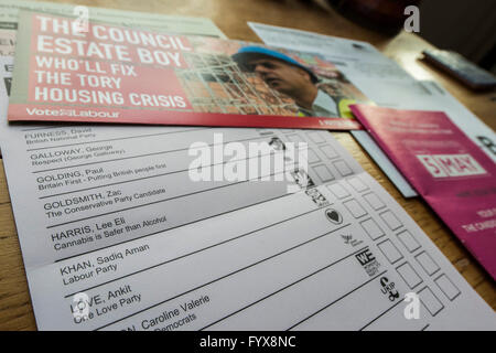 Décisions, décisions - votes par correspondance pour le London Mayoral et membre de l'Assemblée élections n'est pas terminée. La solution est à portée de main avec des dépliants des deux principaux candidats Sadiq Khan (travail) et Zac Goldsmith (Conservateur) ainsi qu'un rose officiel guide pour tous les candidats, intitulé Votre mot à dire. Banque D'Images