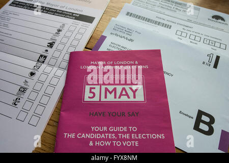 Décisions, décisions - votes par correspondance pour le London Mayoral et membre de l'Assemblée élections n'est pas terminée. La solution est à portée de main avec des dépliants des deux principaux candidats Sadiq Khan (travail) et Zac Goldsmith (Conservateur) ainsi qu'un rose officiel guide pour tous les candidats, intitulé Votre mot à dire. Banque D'Images