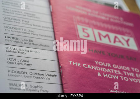 Décisions, décisions - votes par correspondance pour le London Mayoral et membre de l'Assemblée élections n'est pas terminée. La solution est à portée de main avec des dépliants des deux principaux candidats Sadiq Khan (travail) et Zac Goldsmith (Conservateur) ainsi qu'un rose officiel guide pour tous les candidats, intitulé Votre mot à dire. Banque D'Images