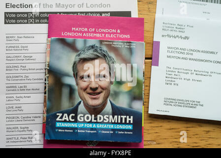 Décisions, décisions - votes par correspondance pour le London Mayoral et membre de l'Assemblée élections n'est pas terminée. La solution est à portée de main avec des dépliants des deux principaux candidats Sadiq Khan (travail) et Zac Goldsmith (Conservateur) ainsi qu'un rose officiel guide pour tous les candidats, intitulé Votre mot à dire. Banque D'Images