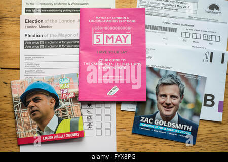 Décisions, décisions - votes par correspondance pour le London Mayoral et membre de l'Assemblée élections n'est pas terminée. La solution est à portée de main avec des dépliants des deux principaux candidats Sadiq Khan (travail) et Zac Goldsmith (Conservateur) ainsi qu'un rose officiel guide pour tous les candidats, intitulé Votre mot à dire. Banque D'Images