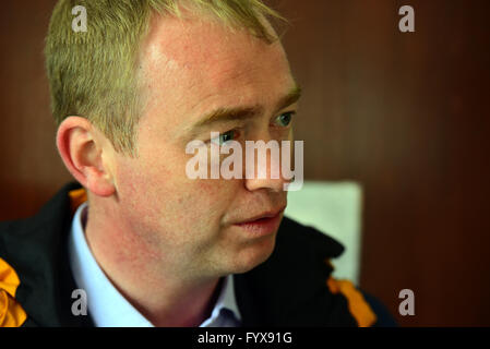 Cowdenbeath, Ecosse, Royaume-Uni, 29, avril 2016. Le leader libéral démocrate britannique Tim Farron lors d'une visite à une pépinière de Cowdenbeath comme il campagnes avec leader libéral démocrate écossais Willie Rennie pour les élections du Parlement écossais, qui aura lieu le 5 mai, le Crédit : Ken Jack / Alamy Live News Banque D'Images