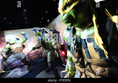 (160429) -- BANGKOK, 29 avril 2016 (Xinhua) -- Une femme regarde un Teenage Mutant Ninja Turtles modèle au cours du Comic Con 2016 Bangkok à Bangkok, Thaïlande, le 29 avril 2016. Bande dessinée et animation fans en Thaïlande se sont réunis à la Bangkok International Trade & Exhibition Centre le vendredi pour l'ouverture de la Comic Con 2016 Bangkok. Durant les trois jours du comic con, les visiteurs seront rejoints par plus de 50 exposants internationaux dans l'industrie, y compris HBO, Marvel et Bandai, avec leurs derniers produits et diverses activités interactives. Bangkok Comic Con a commencé en 2014 et a grandi pour devenir l'un des th Banque D'Images