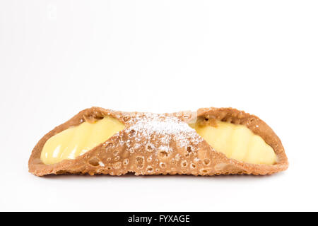 Cannolo sicilien sur fond blanc Banque D'Images