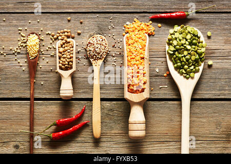 Les cuillères de diverses légumineuses Banque D'Images