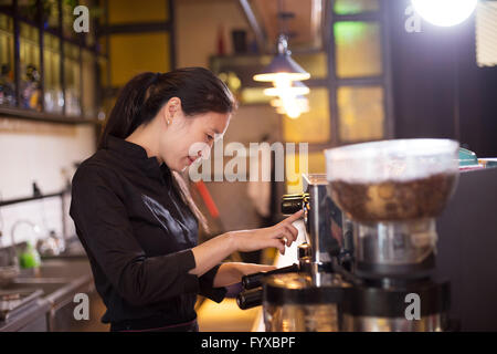 Dans waitress cafe moderne Banque D'Images