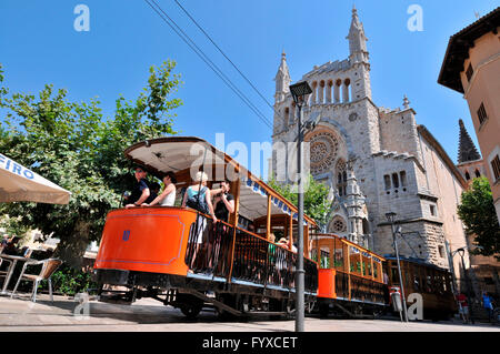 Le tram, le vieux quartier de la ville, Puerto Alcudia, Majorque, Espagne Banque D'Images