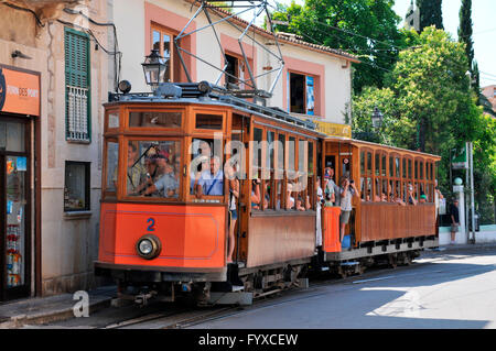 Le tram, le vieux quartier de la ville, Puerto Alcudia, Majorque, Espagne Banque D'Images