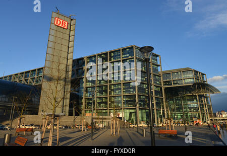 La gare centrale de Berlin, la Deutsche Bahn, DB, Berlin, Allemagne / Berlin Hauptbahnhof Banque D'Images