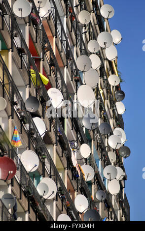 Antennes satellites, blockhaus de béton, Pallasstrasse Schoneberg, Tempelhof-Schoneberg, Berlin, Allemagne / Tempelhof-Schöneberg, Schöneberg Banque D'Images