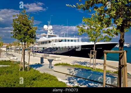 Yacht amarré sur le front de mer de Split Banque D'Images