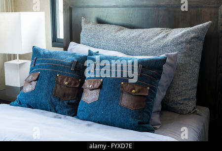 Oreiller sur le lit Banque D'Images