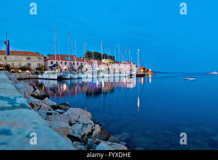 Sali village harbour vue du soir Banque D'Images