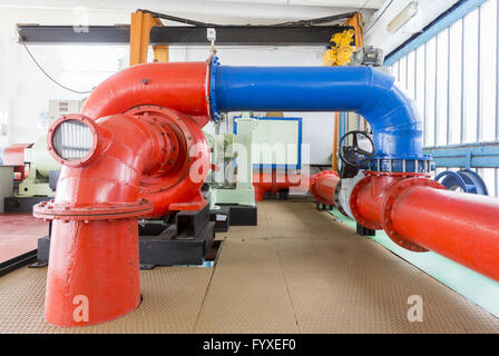 Tubes de métal dans un laboratoire Banque D'Images