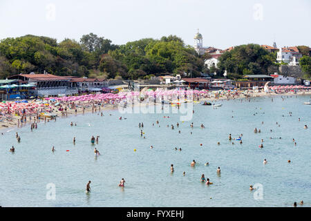 Les touristes à la plage Sozopol swiming Banque D'Images