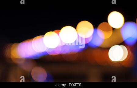 Flou artistique multicolore lumières dans la ville la nuit Banque D'Images