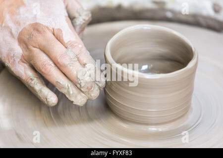 Prendre une tasse de céramique sur la roue Banque D'Images