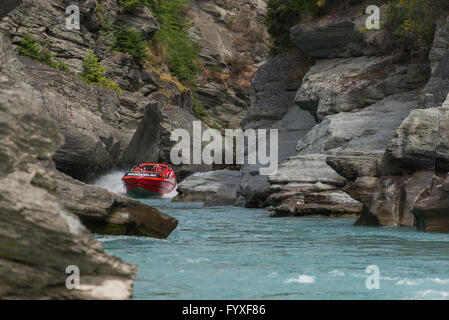 Groupe de touristes Saute-moutons sur Shotover River à Arthurs Point, Queenstown, Otago, New Zealand's South Island. Banque D'Images