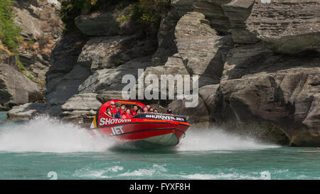 Groupe de touristes Saute-moutons sur Shotover River à Arthurs Point, Queenstown, Otago, New Zealand's South Island. Banque D'Images