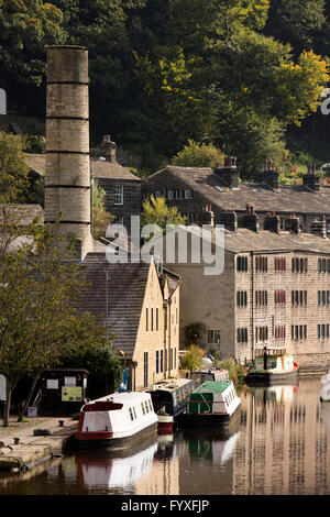 Royaume-uni, Angleterre, dans le Yorkshire, Calderdale Hebden Bridge, narrowboats amarrés sur Rochdale Canal au nouveau Bassin de la route Banque D'Images