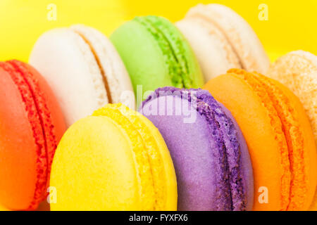 Macarons colorés traditionnels à fond jaune Banque D'Images