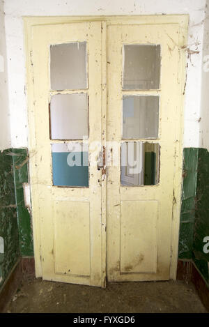 Porte d'une école abandonnée Banque D'Images