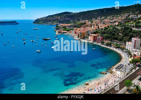 Vue aérienne de Villefranche-sur-Mer sur la côte d'Azur, France, et la mer Méditerranée Banque D'Images