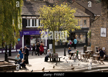 Royaume-uni, Angleterre, dans le Yorkshire, Calderdale Hebden Bridge, Bridge Gate, les visiteurs s'assit à côté de mesures ondulées vieux pont à cheval Banque D'Images