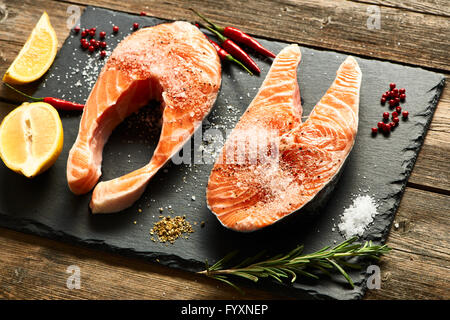 Darnes de saumon cru Banque D'Images