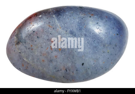 La prise de vue macro des pierres minérales naturelles - a chuté de cordiérite (iolite) gemstone isolé sur fond blanc Banque D'Images