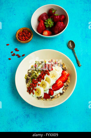 Muesli avec les fraises, les baies de goji, graines de citrouille, des tranches de banane, petit-déjeuner sain Banque D'Images