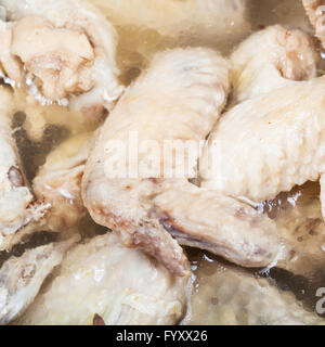 Beaucoup d'ailes de poulet cuit dans un bouillon de viande close up Banque D'Images