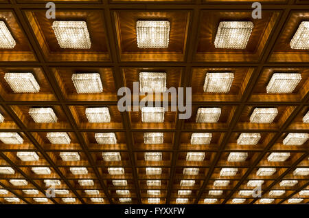 De nombreuses lampes vintage ancien plafond en bois Banque D'Images