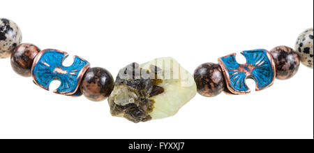 La Prehnite brut poli et pierre, rhodonite boules d'aplite et peint en collier perles cuivre close up isolated on white backgrou Banque D'Images