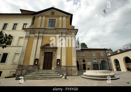 Piazza San Rufo à Rieti est considérée comme le centre exact de l'Italie (Ombilic Italiae) Banque D'Images
